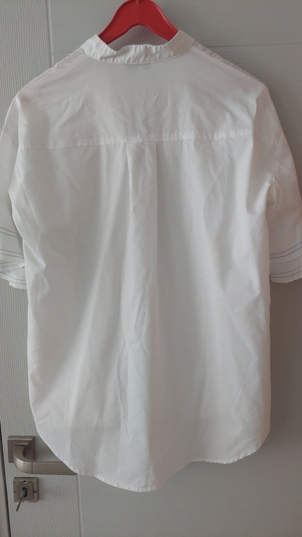 Kadın Beyaz Düğmeli V Yaka Kısa Kollu Gömlek - Görsel 4