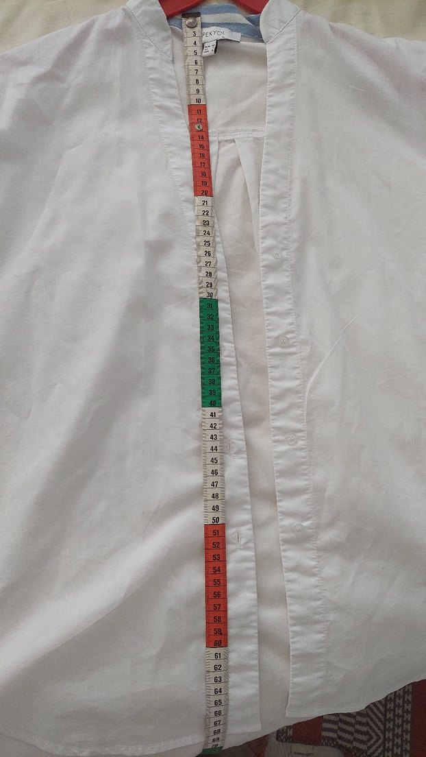 Kadın Beyaz Düğmeli V Yaka Kısa Kollu Gömlek - Görsel 5