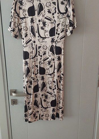 V Yaka Kısa Kollu Desenli Bej Elbise - Görsel 2