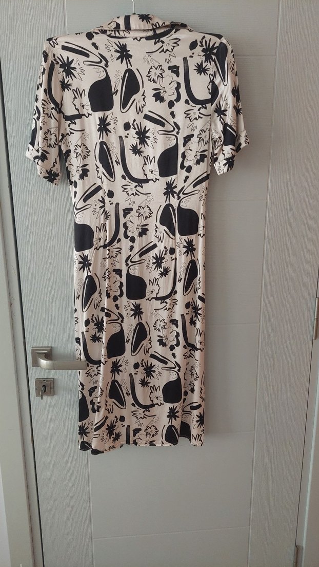 V Yaka Kısa Kollu Desenli Bej Elbise - Görsel 2