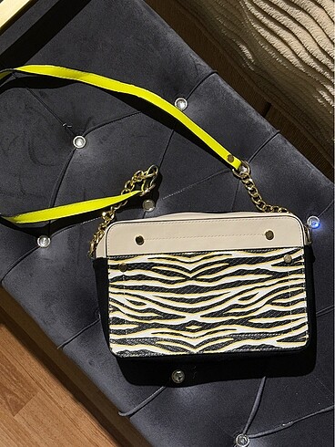 Zebra desenli neon askılı krem siyah çanta