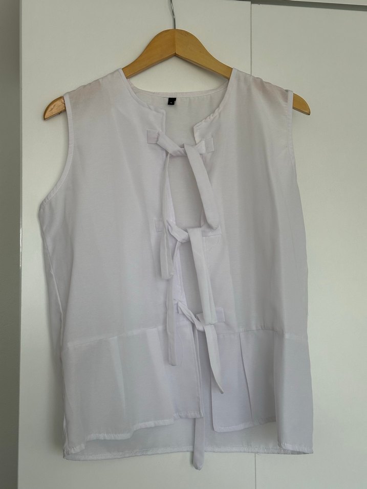 Beyaz fiyonklu Normal Kesim Bağlamalı kolsuz bluz - Görsel 2