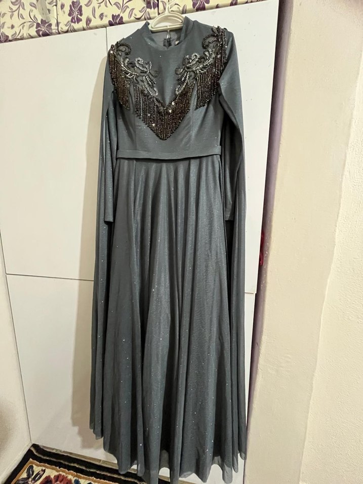 Uzun Kollu Gri İşlemeli Kadın Abiye Elbise - Görsel 5