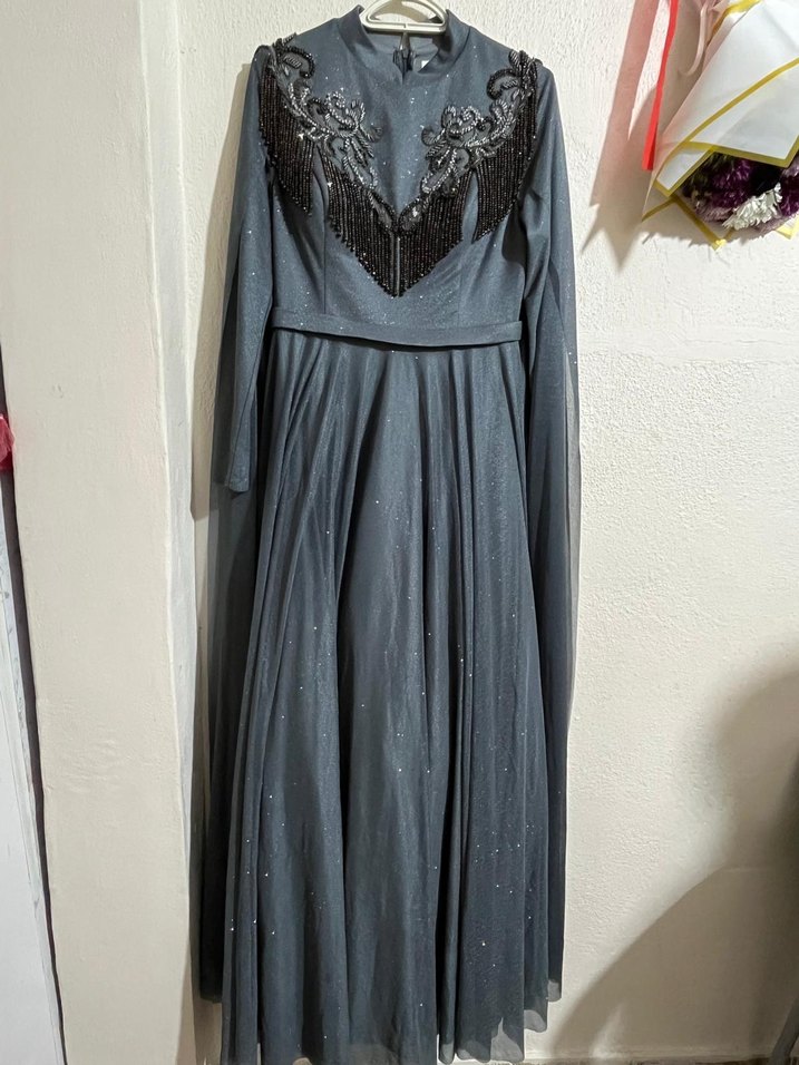 Uzun Kollu Gri İşlemeli Kadın Abiye Elbise - Görsel 4