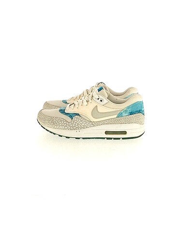 Nike Spor Ayakkabı %70 İndirimli.