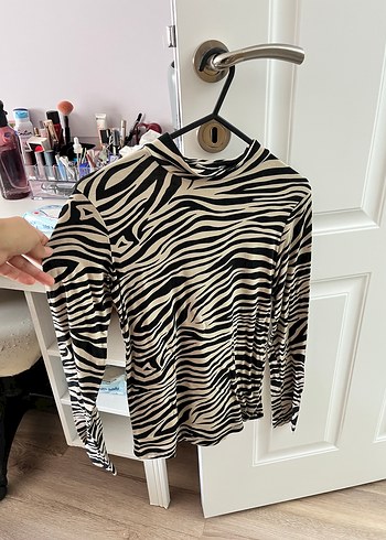 Diğer Zebra Desenli Uzun Kollu Boğazlı Bluz