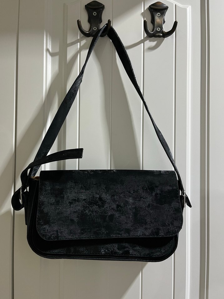 Siyah deri görünümlü kadifemsi Kadın Çanta - Görsel 2