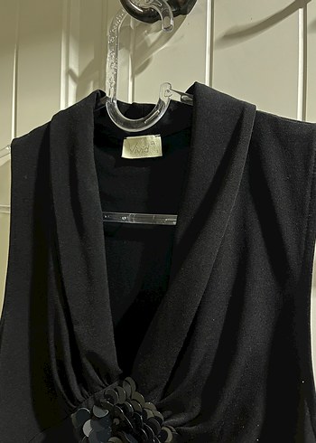 Drapeli V Yaka Siyah Kolsuz Bluz - Görsel 3