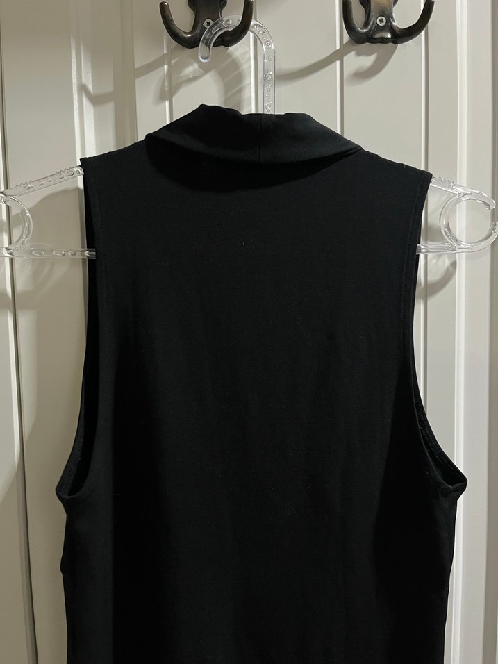 Drapeli V Yaka Siyah Kolsuz Bluz - Görsel 2