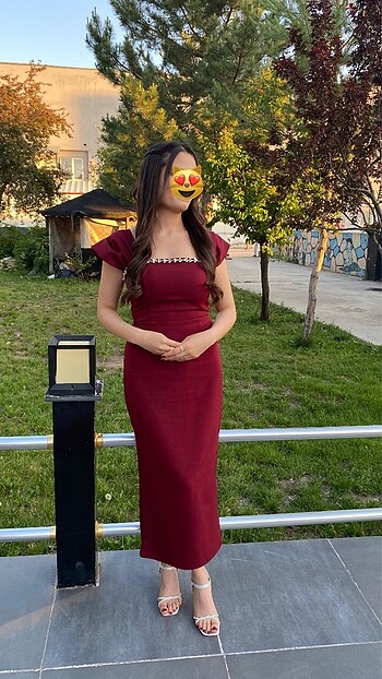 Yaka taş detaylı bordo elbise