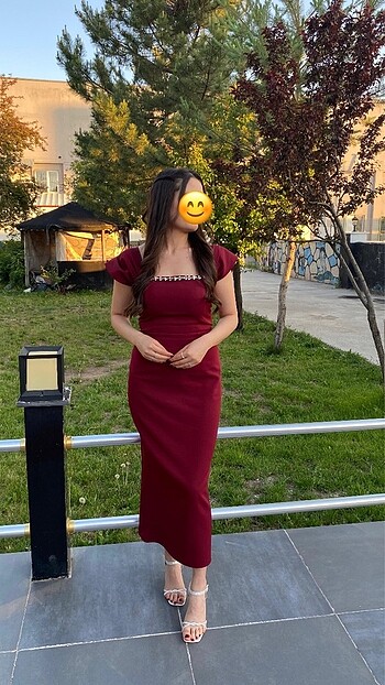 s Beden Yaka taş detaylı bordo elbise