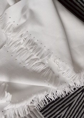 Beyaz Püsküllü Düz Battaniye - Görsel 3