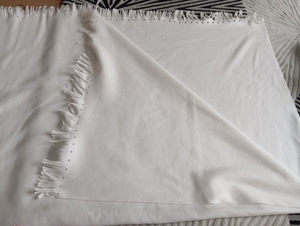 Beyaz Püsküllü Düz Battaniye - Görsel 5