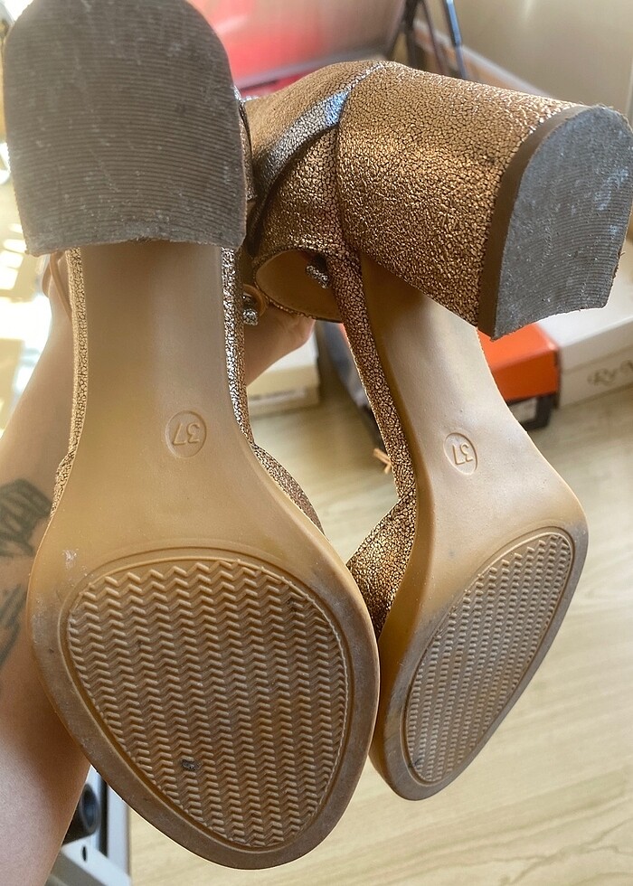 Gold kalın bağcıklı topuklu ayakkabı - Görsel 2