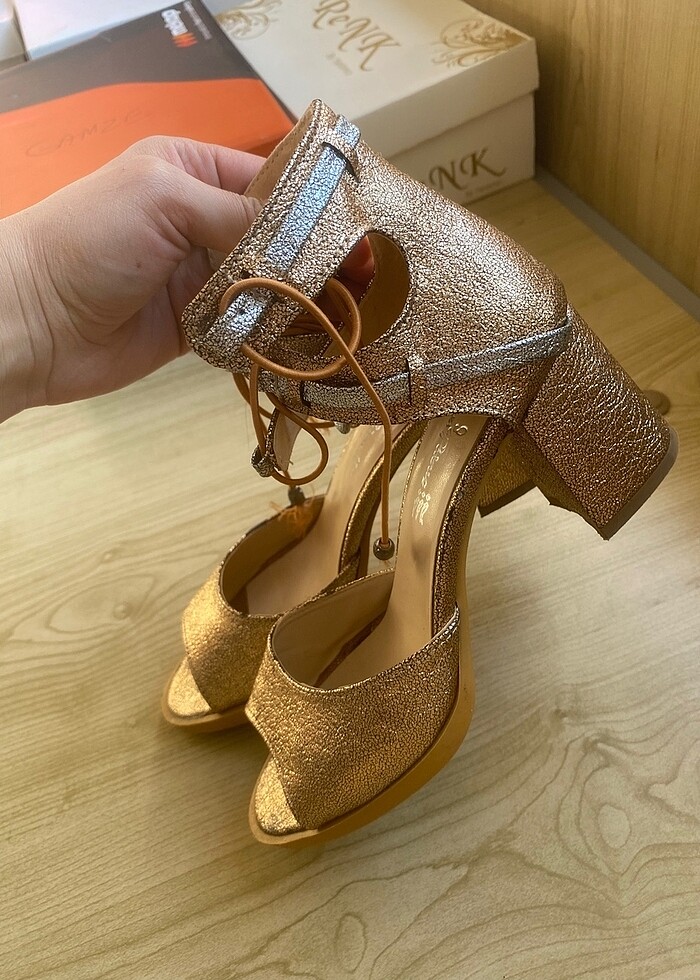 Gold kalın bağcıklı topuklu ayakkabı - Görsel 4