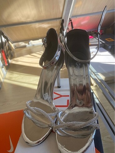 Gri stiletto