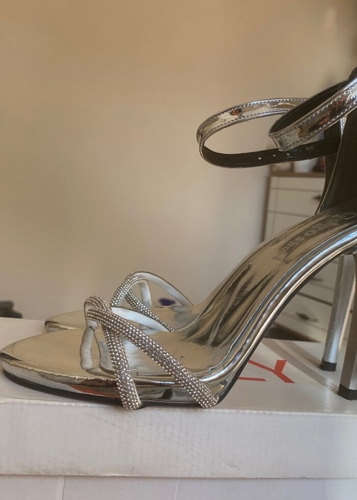 Gri stiletto - Görsel 2