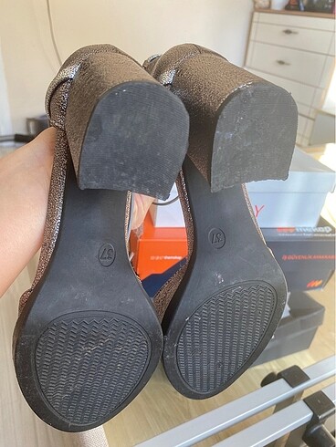 Gri parlak kısa bağcıklı abiye ayakkabı - Görsel 5