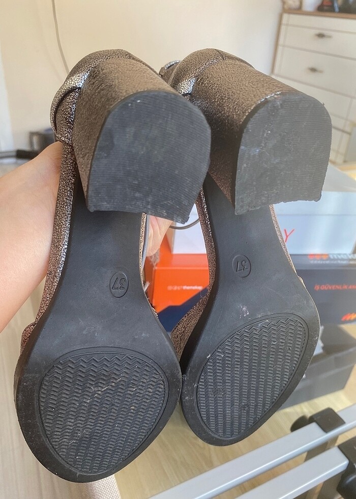 Gri parlak kısa bağcıklı abiye ayakkabı - Görsel 5