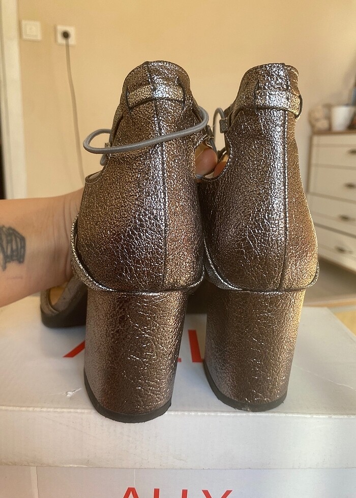 Gri parlak kısa bağcıklı abiye ayakkabı - Görsel 4