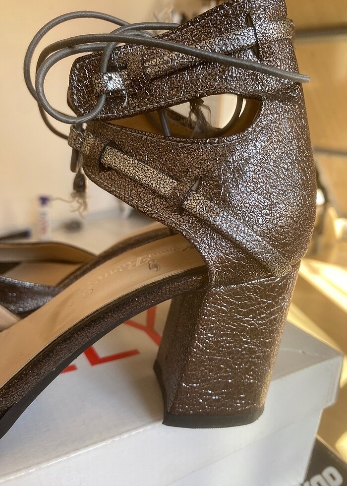 Gri parlak kısa bağcıklı abiye ayakkabı - Görsel 3