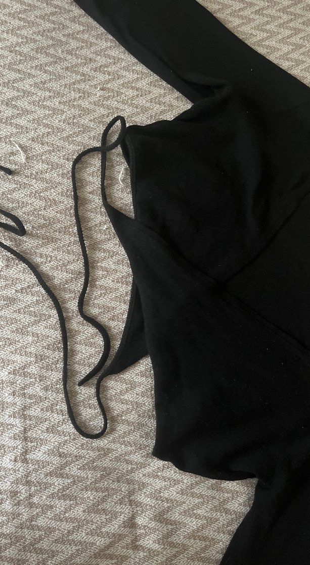 Siyah Bağlamalı V Yaka  Bluz - Görsel 4