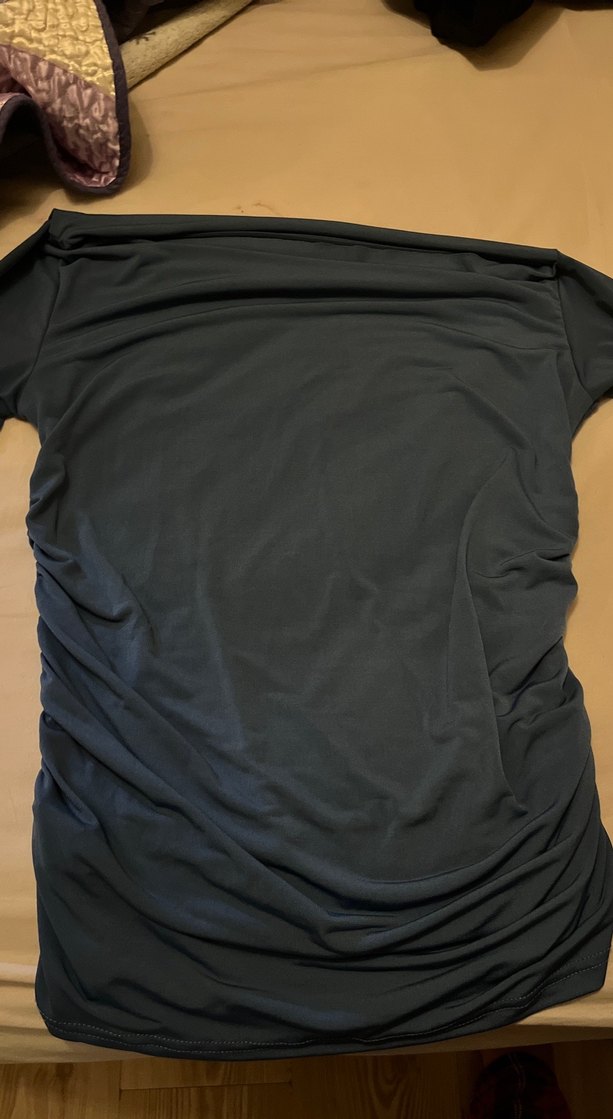 Mavi tonlarında omzu açık drapeli bluz - Görsel 2