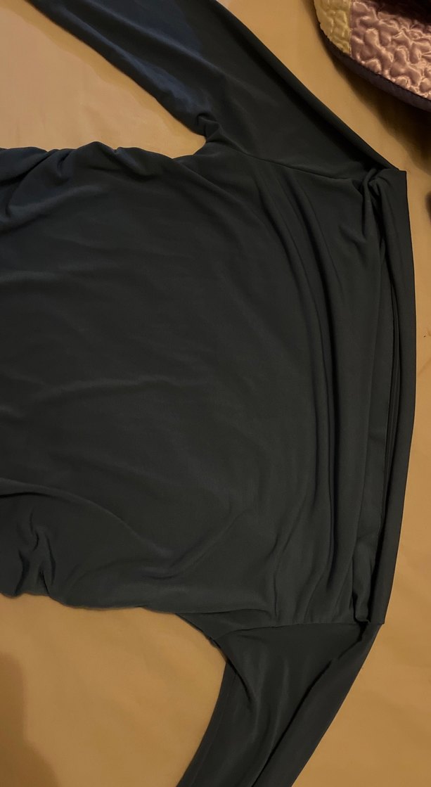 Mavi tonlarında omzu açık drapeli bluz - Görsel 3