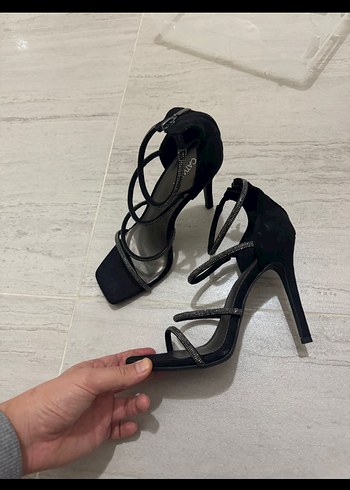 Siyah Kemerli Stiletto Kadın Topuklu - Görsel 4