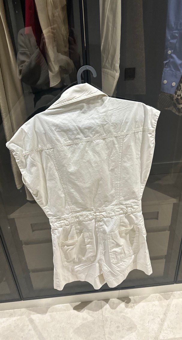 Düğmeli Beyaz Kolsuz Mini Tulum - Görsel 3