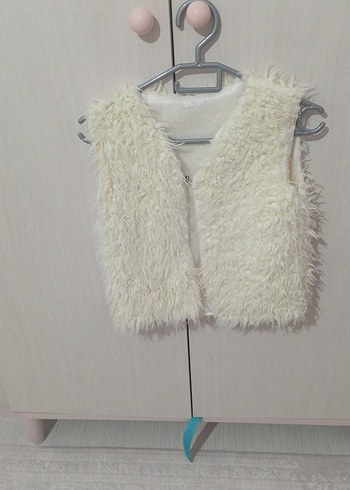 Kız Çocuk Beyaz Kürklü Yelek - Görsel 3