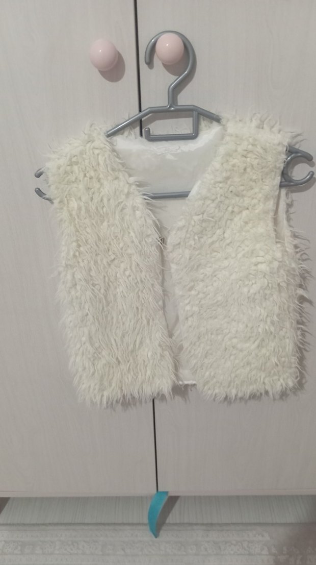 Kız Çocuk Beyaz Kürklü Yelek - Görsel 2