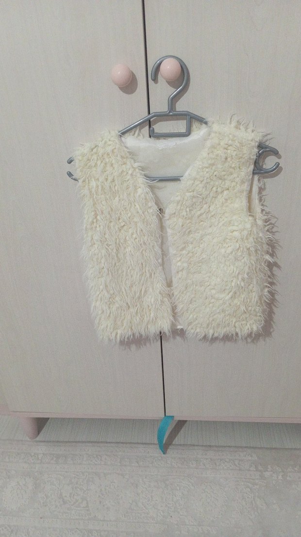 Kız Çocuk Beyaz Kürklü Yelek - Görsel 3