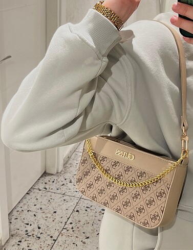 KREM RENKLİ GUESS EL ÇANTASI