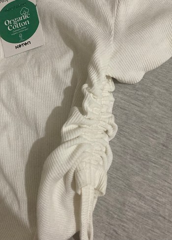 Kadın Beyaz Büzgülü Kısa Kollu Tişört - Görsel 2