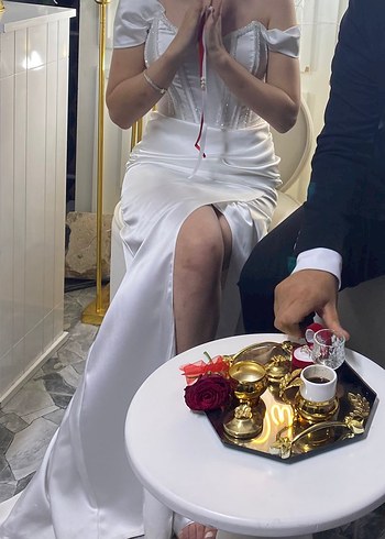 Beyaz Drapeli Midi Straplez Saten Elbise - Görsel 3