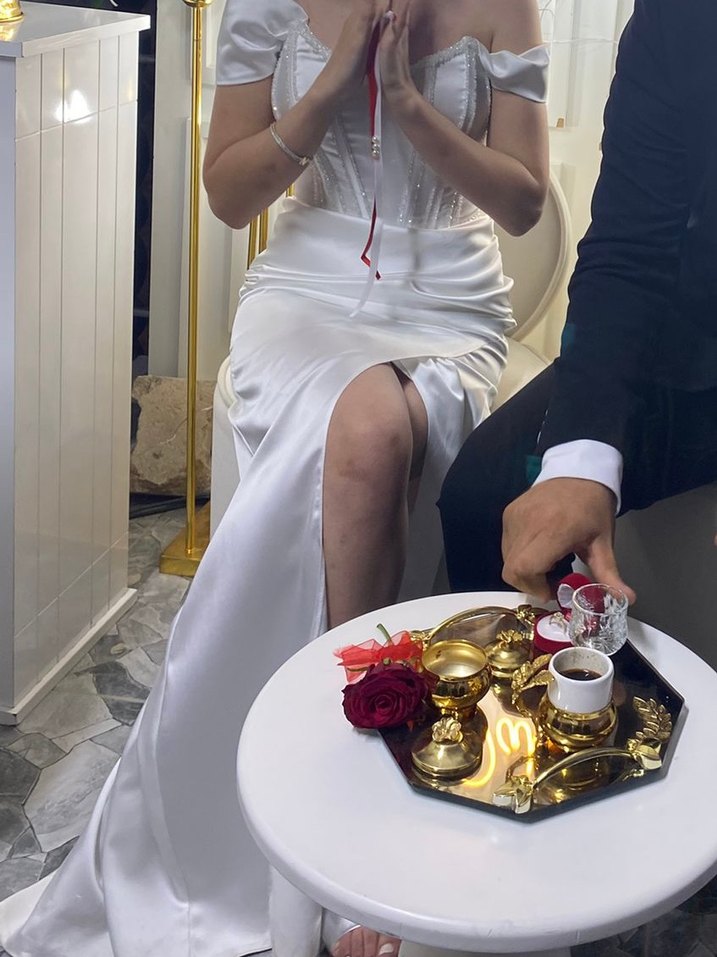 Beyaz Drapeli Midi Straplez Saten Elbise - Görsel 3