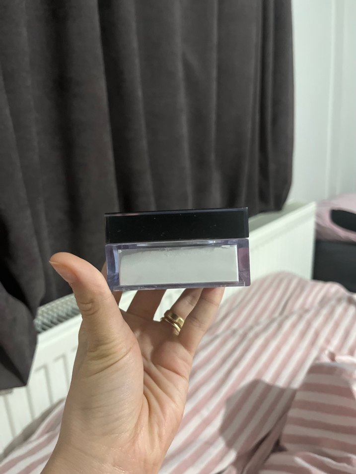 Huda Beauty beyaz pudra - Görsel 2