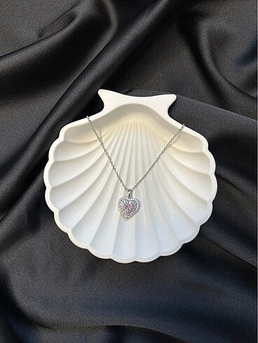 Silver Baget Taş Detay Pembe Kristal Kalp Tasarım Çelik Kolye