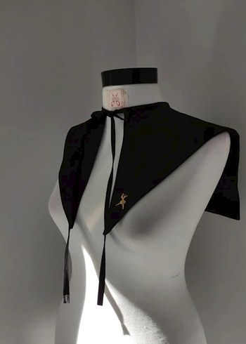 Düğmeli Siyah Gotik Yaka - Görsel 2