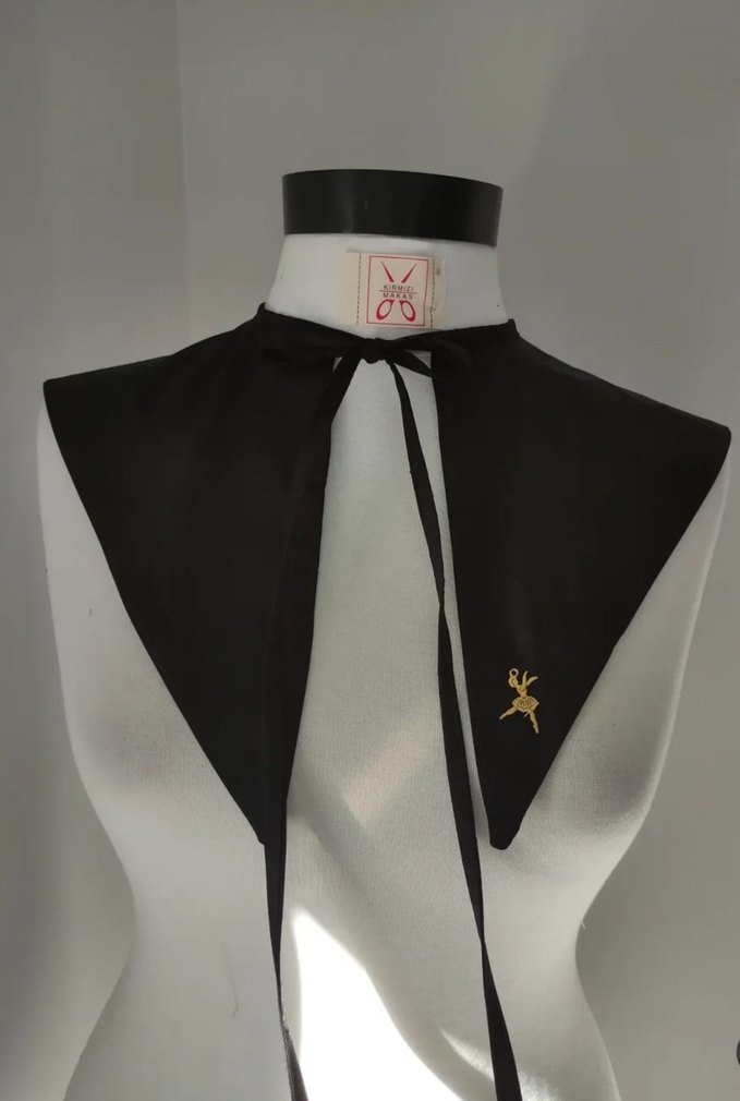 Düğmeli Siyah Gotik Yaka - Görsel 3