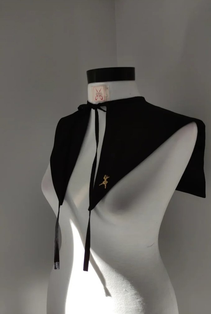 Düğmeli Siyah Gotik Yaka - Görsel 2