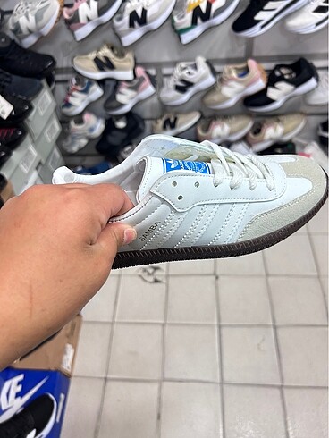 Adidas Yeni model sıfır ayakkabı hem bayan hem kadın kullanılabilir num