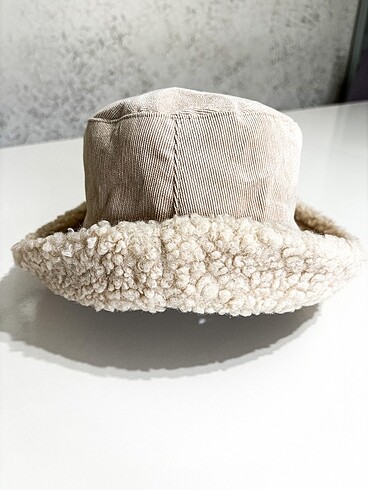 Çift Taraflı Peluş Bucket Hat - Açık bej renginde
