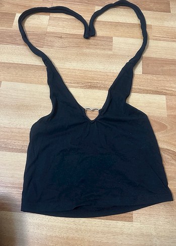 Siyah V Yaka Kemer Detaylı Crop Top - Görsel 2