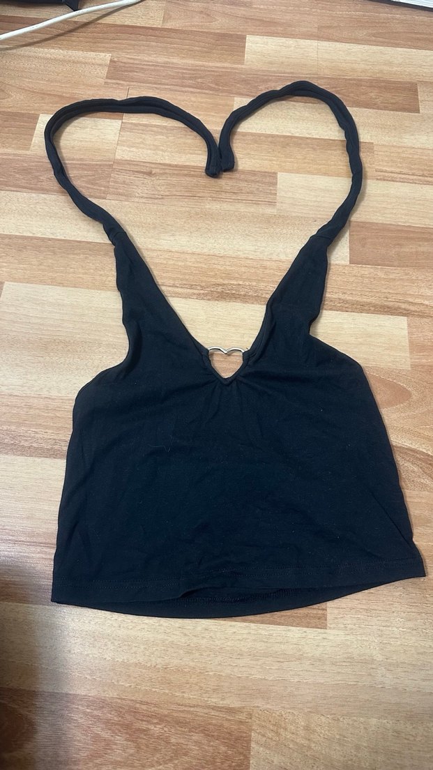 Siyah V Yaka Kemer Detaylı Crop Top - Görsel 2