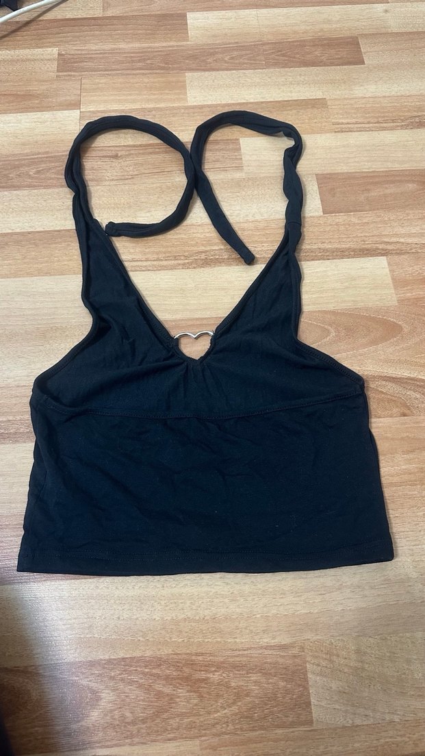 Siyah V Yaka Kemer Detaylı Crop Top - Görsel 4