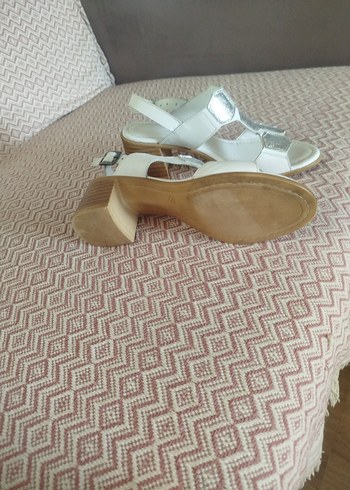 38 Beden Beyaz Yılan Desenli Tokalı Kadın Topuklu Sandalet