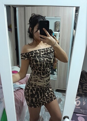 Leoparlı mini taşlı düşük kollu elbise