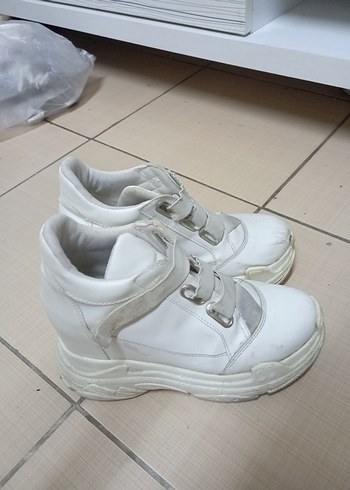 Beyaz Kadın Dolgu Topuklu Spor Ayakkabı